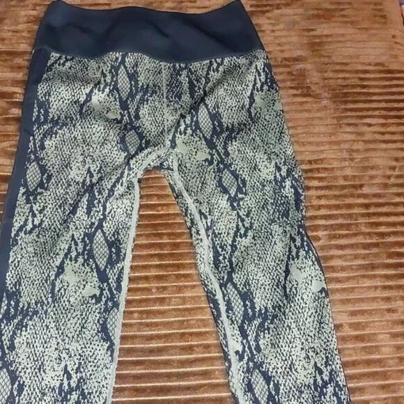 NWOT Fabletics Women Leggings - Picture 1 of 1